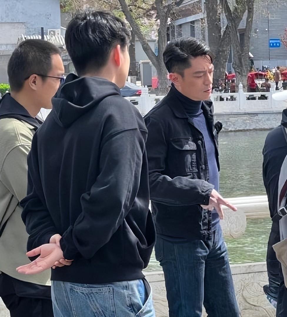 资深演员展现正能量,娱乐市场期待新风向 霍建华近期的自拍路透照在