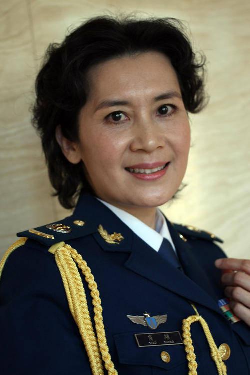 肖雄:从金鹰奖到正军级,单身女演员的市场传奇 肖雄,一个名字,一段