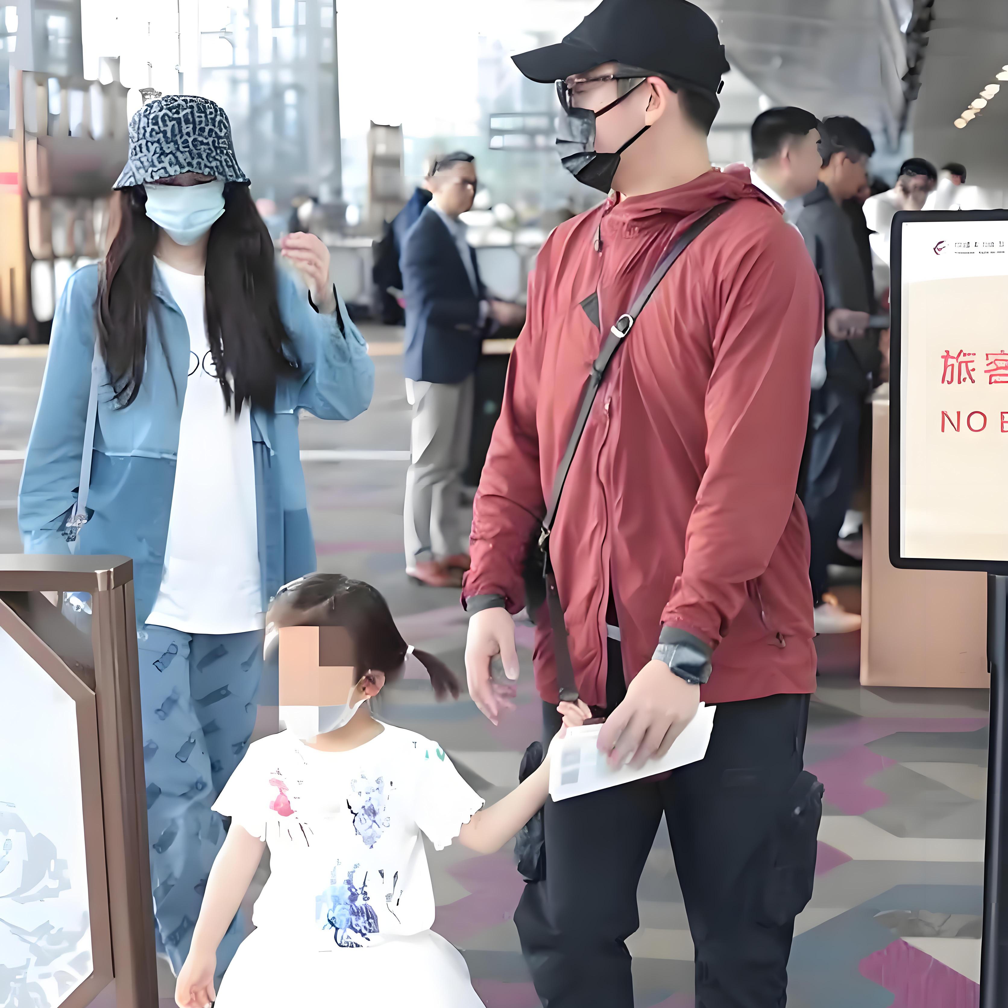 苗苗郑恺一家三口机场温馨亮相,家庭教育引人深思 苗苗郑恺一家三口