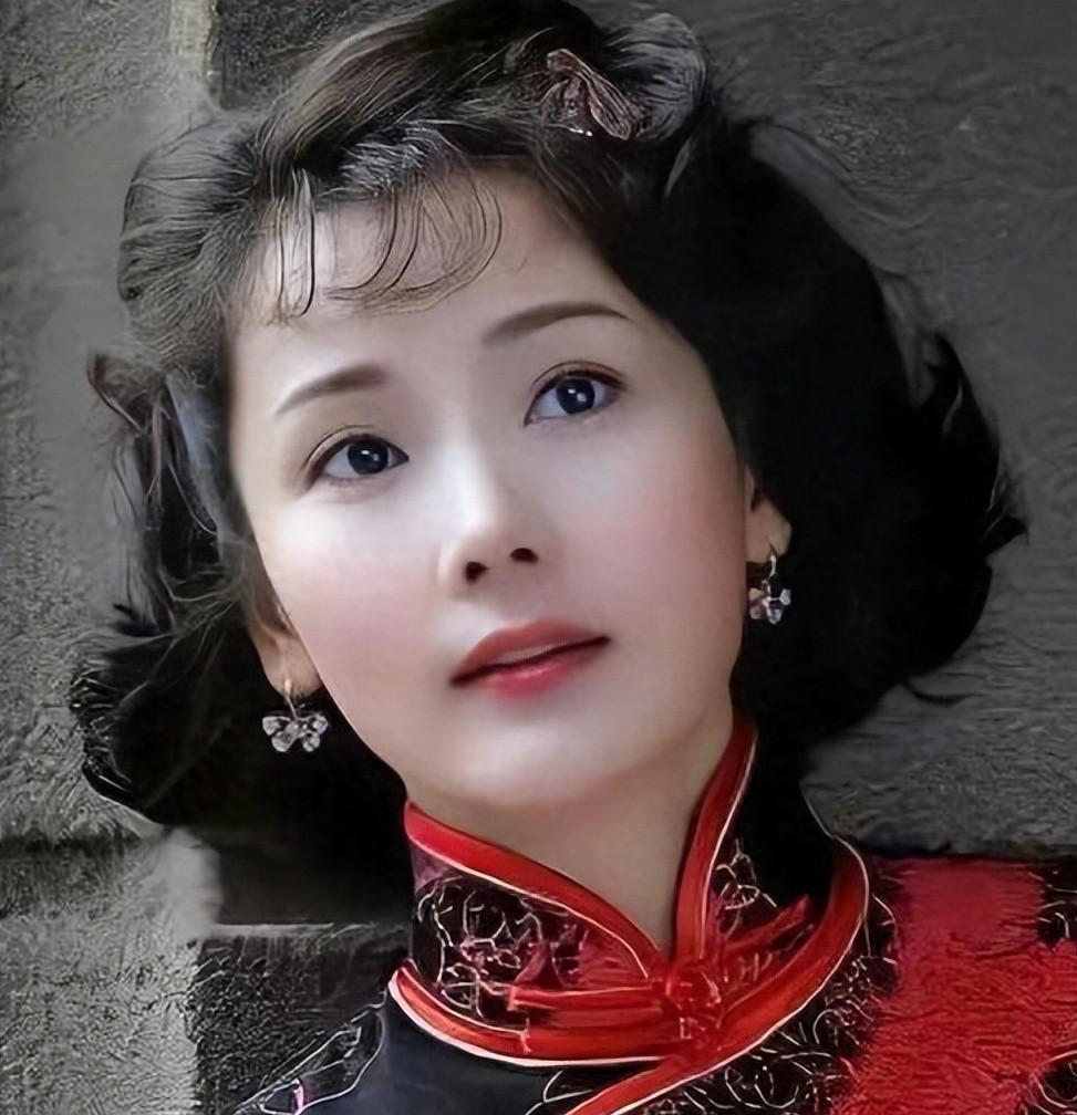 何赛飞:用裙子和睡衣,给娱乐圈上了一课 何赛飞在电视剧《承欢记》中