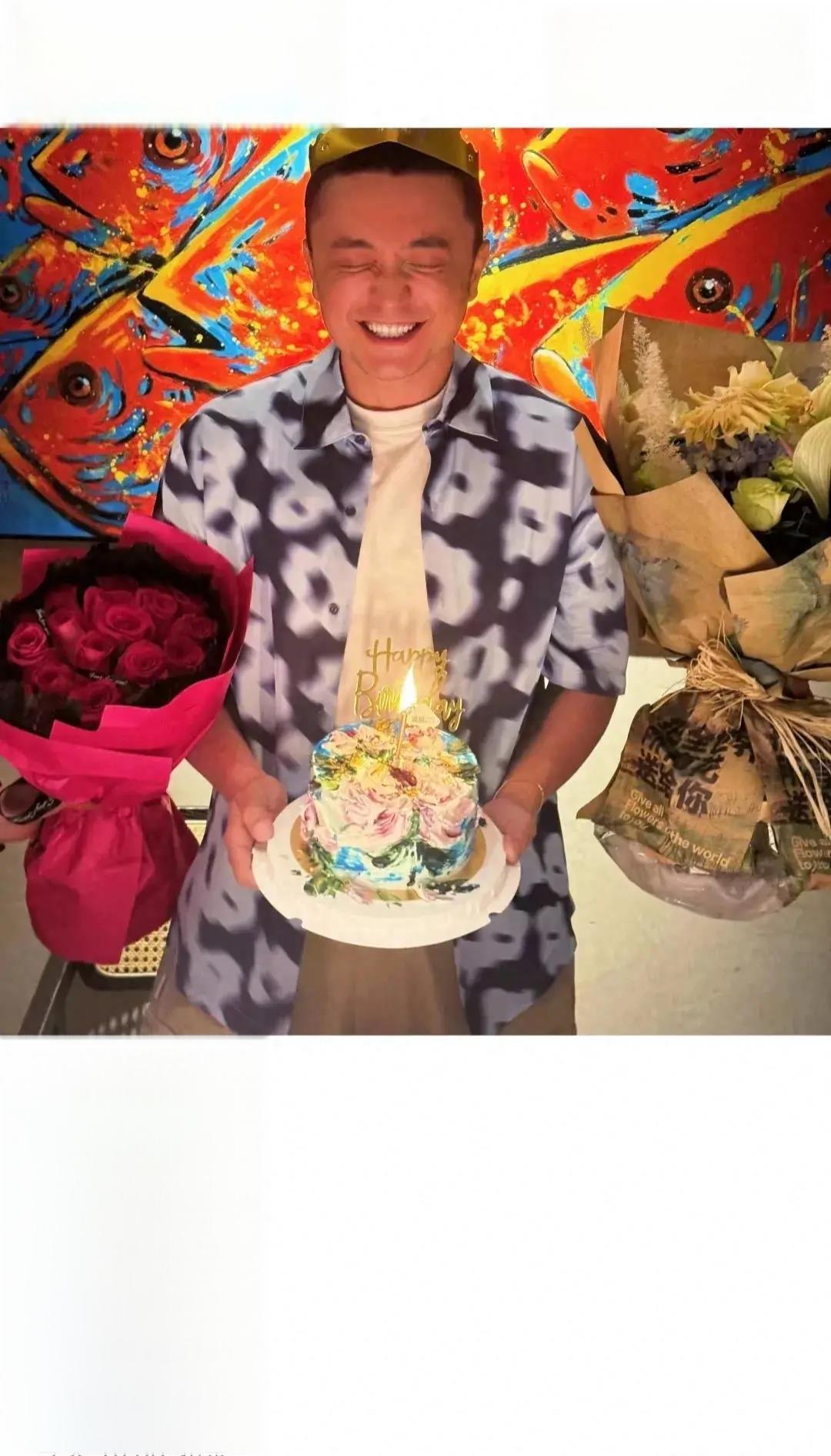 尼格买提41岁生日照曝光,评论区成网友许愿池,央视主持魅力不减
