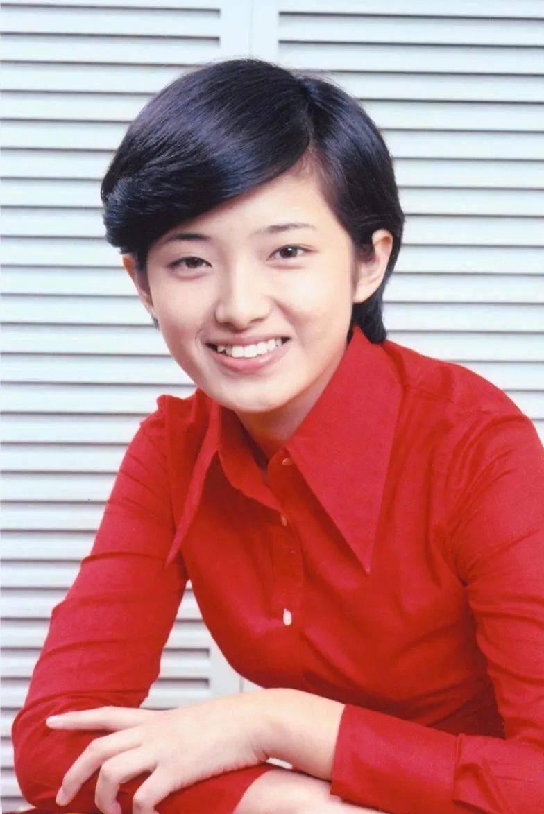 山口百惠:从巅峰隐退到自然老去,展现真正的美丽与智慧 1980年,日本