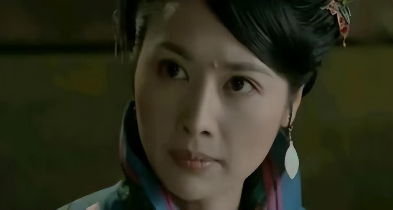 演艺之路的华丽转身 在近期热播的电视剧《承欢记》中,邓英以其温婉