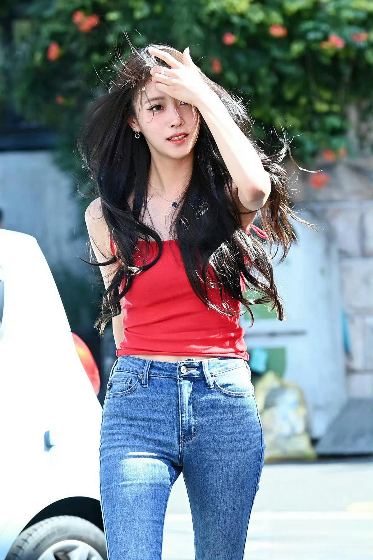 李美珠和足球选手恋爱 韩国女团lovelyz出身的李美珠和小三岁的足球