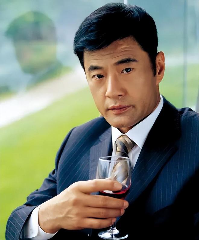 墨镜王子于荣光身手虽强,但与实战派李连杰相比仍有差距 1995年,于