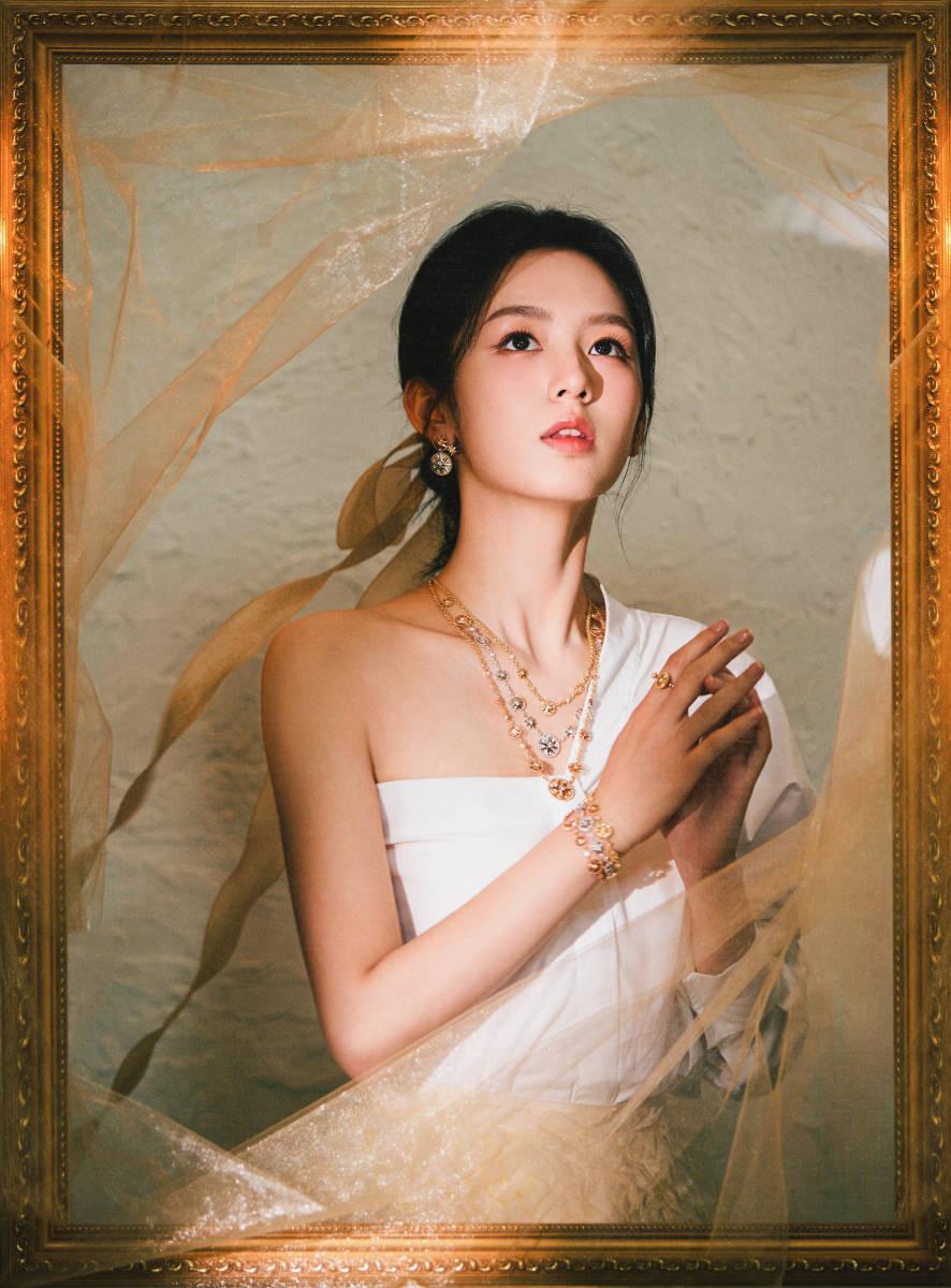 18日,北京某大型电影节开幕红毯上,著名女演员周也以一袭羽毛裙装亮相