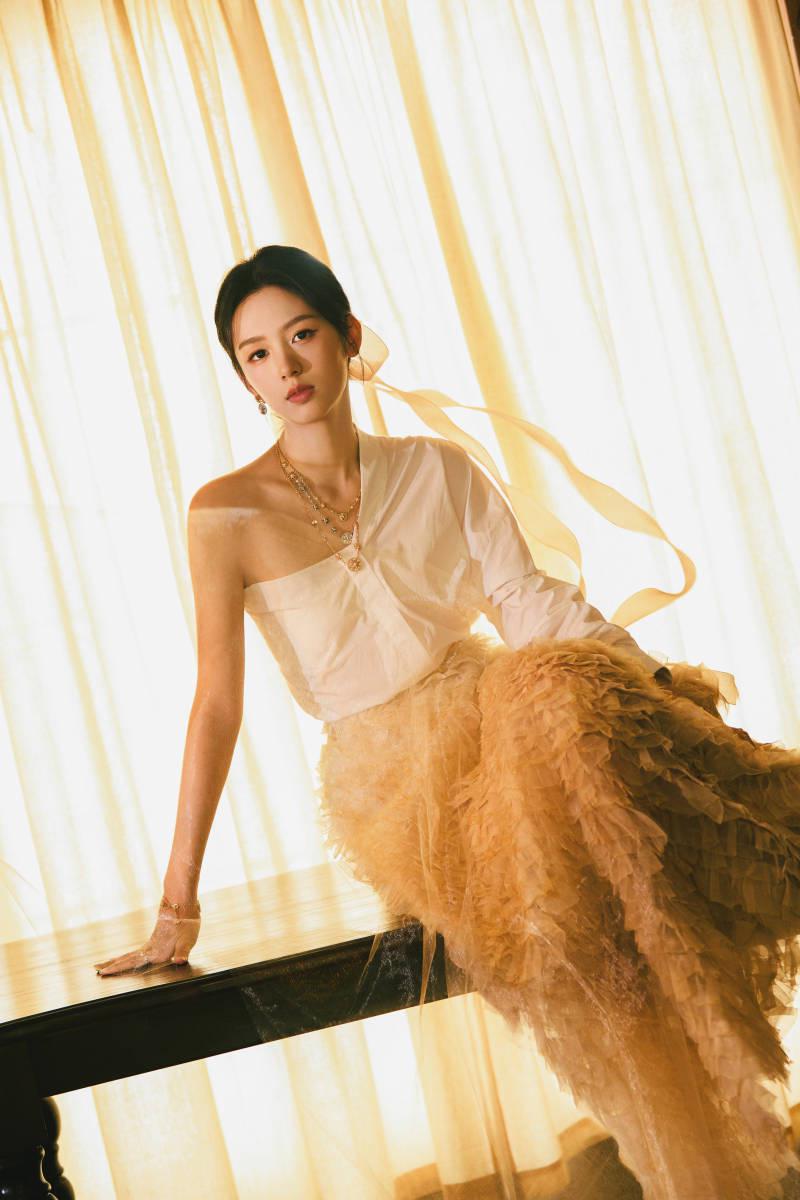 18日,北京某大型电影节开幕红毯上,著名女演员周也以一袭羽毛裙装亮相