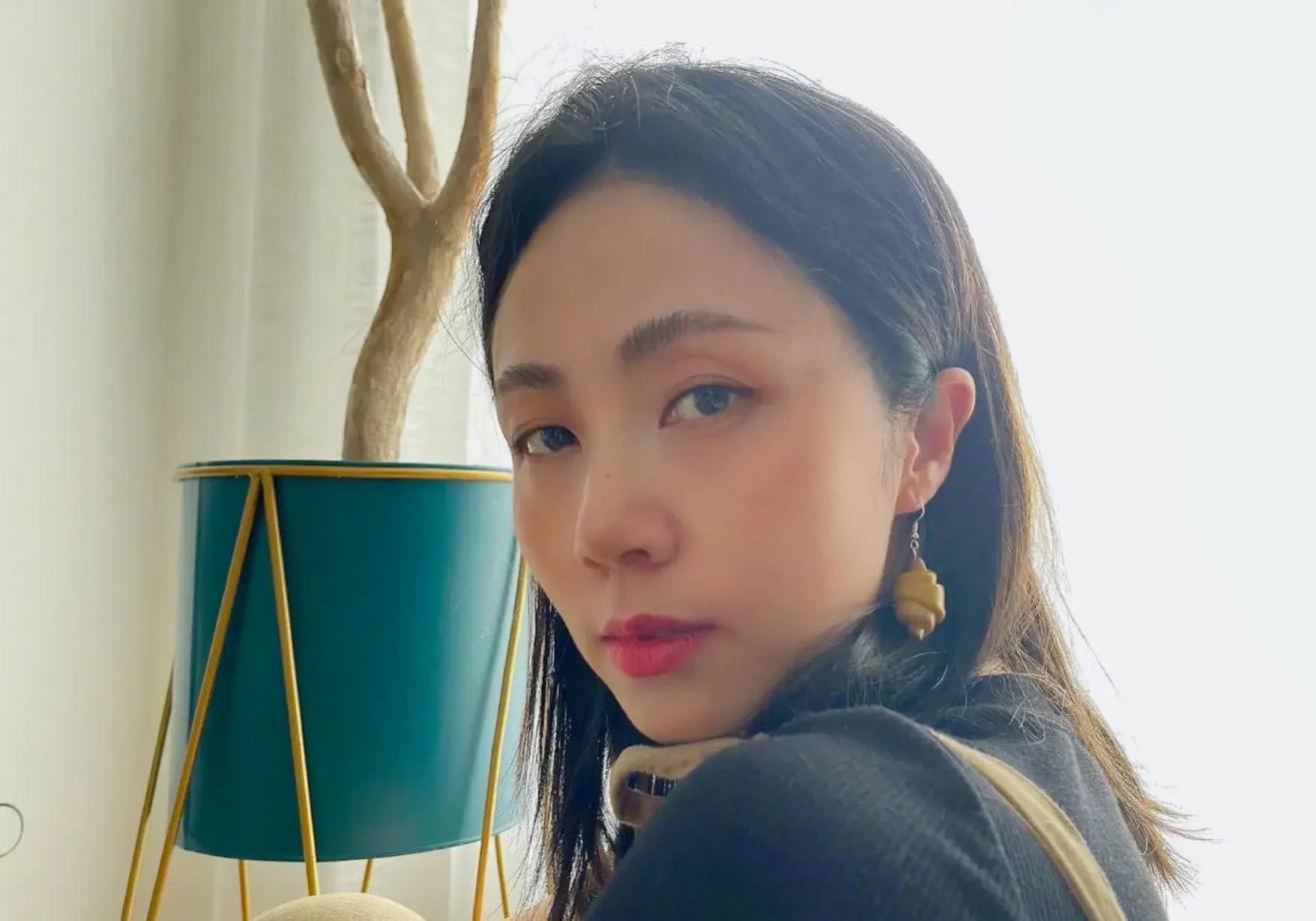 黄多多舞台剧造型曝光 18岁的黄多多在最新一组舞台剧照片中展现了一