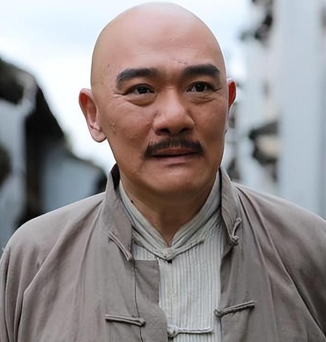 王绘春:演艺生涯的起伏和坚持 王绘春的演艺生涯始于艰难,他长相与