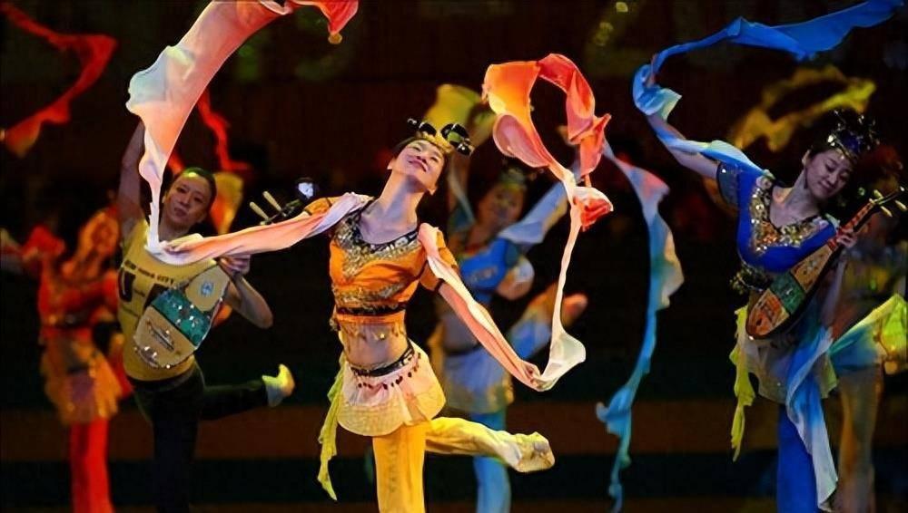 邰丽华:从舞台到生活的华丽转身 邰丽华,一位聋哑人舞蹈家,在经历人生