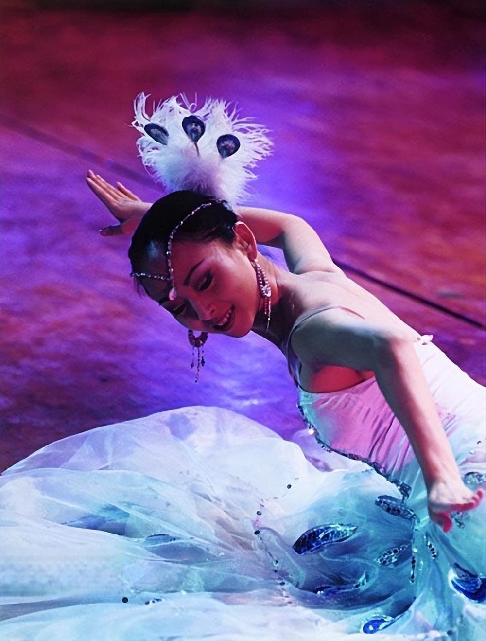 邰丽华:从舞台到生活的华丽转身 邰丽华,一位聋哑人舞蹈家,在经历人生