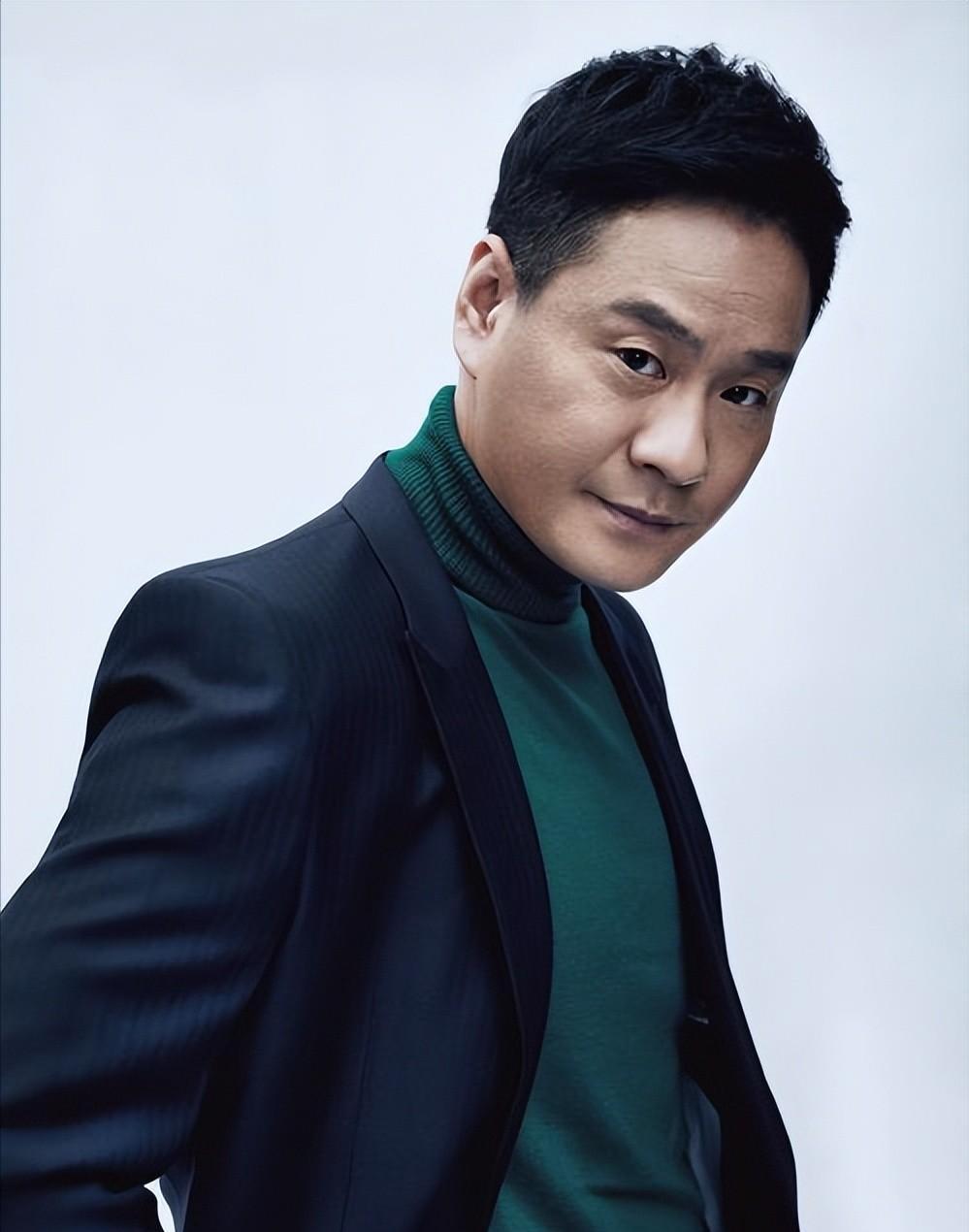 连奕名:爱情与事业的抉择 连奕名,曾是京剧界的新秀之星,因变声期和