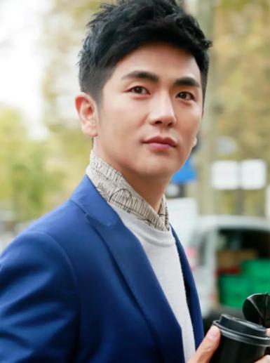 张晓龙:演艺传奇背后的坚持与家庭幸福之道 张晓龙,这位实力派演员,以