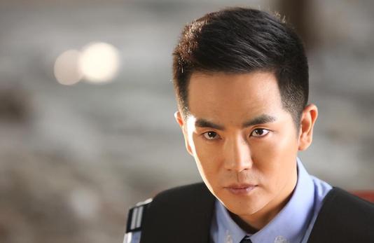 张晓龙:演艺传奇背后的坚持与家庭幸福之道 张晓龙,这位实力派演员,以