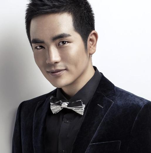 张晓龙:演艺传奇背后的坚持与家庭幸福之道 张晓龙,这位实力派演员,以