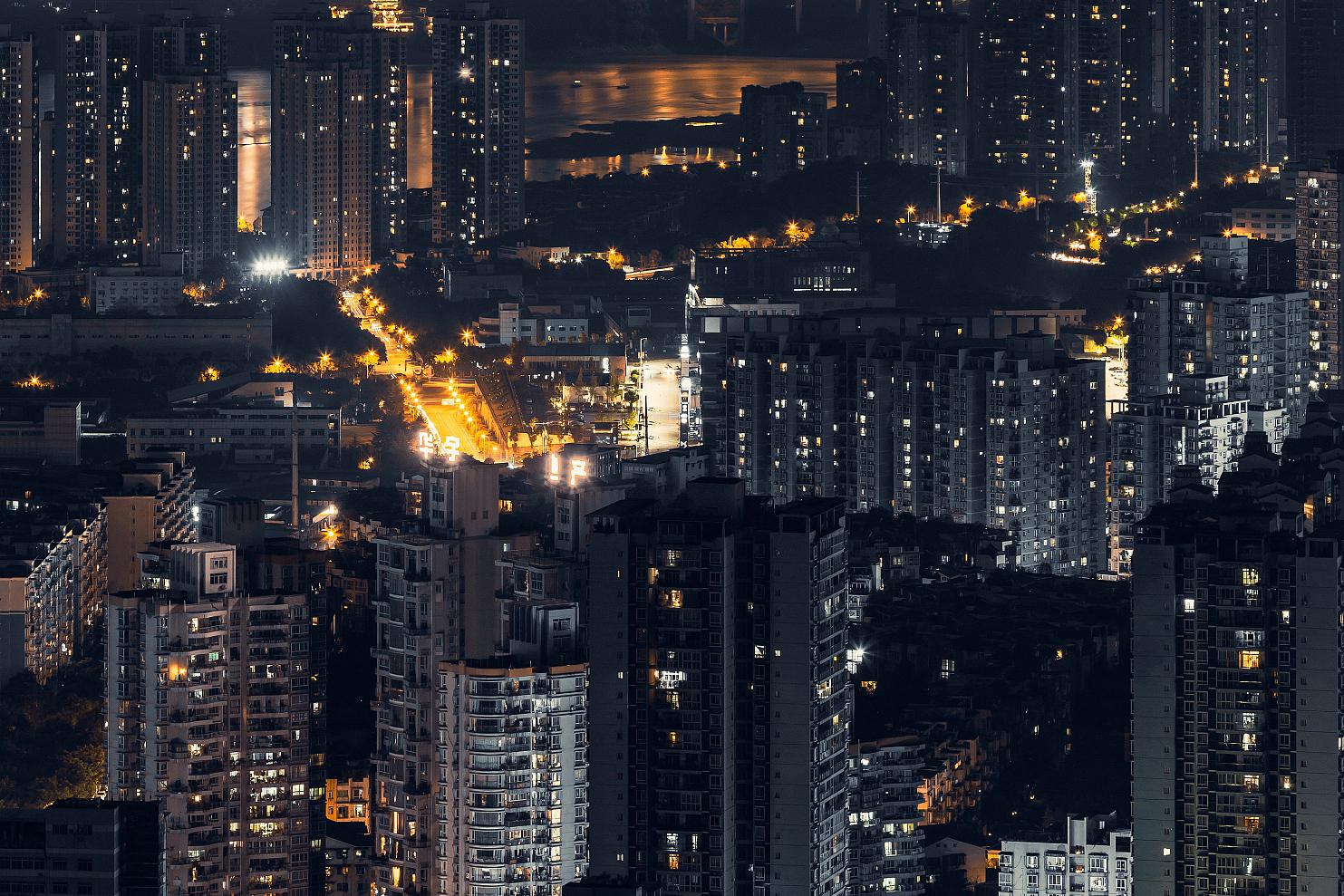 当夜幕降临,城市的灯火如繁星点点,绘就一幅幅梦幻的夜景画卷.