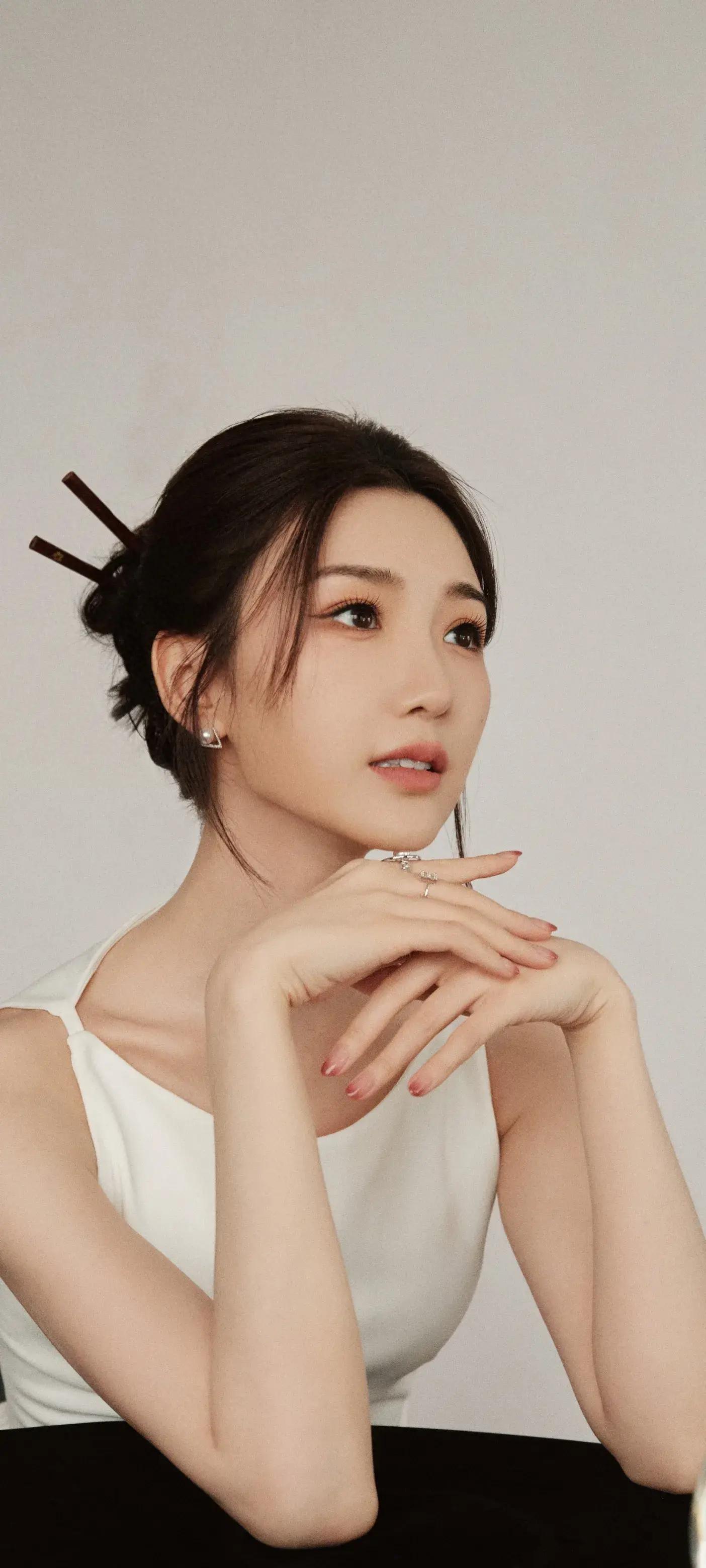 她的壁纸中,毛晓彤化身为一位优雅的女神,身着华丽的礼服,佩戴着闪耀