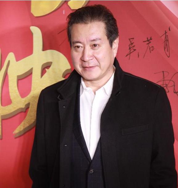 许文广:甘当绿叶30年,逆袭成主角 许文广,一位资深演员,从业近30年