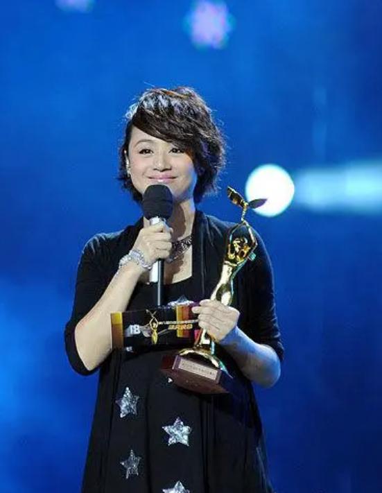 曹颖:从巅峰主持人到直播带货女王,商业转型之路揭秘 曹颖,一个名字