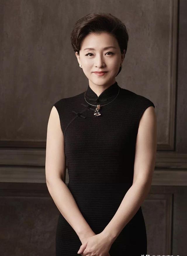 杨澜:26岁辞职央视,27岁嫁富商 杨澜是一位非常有名气的主持人,她的