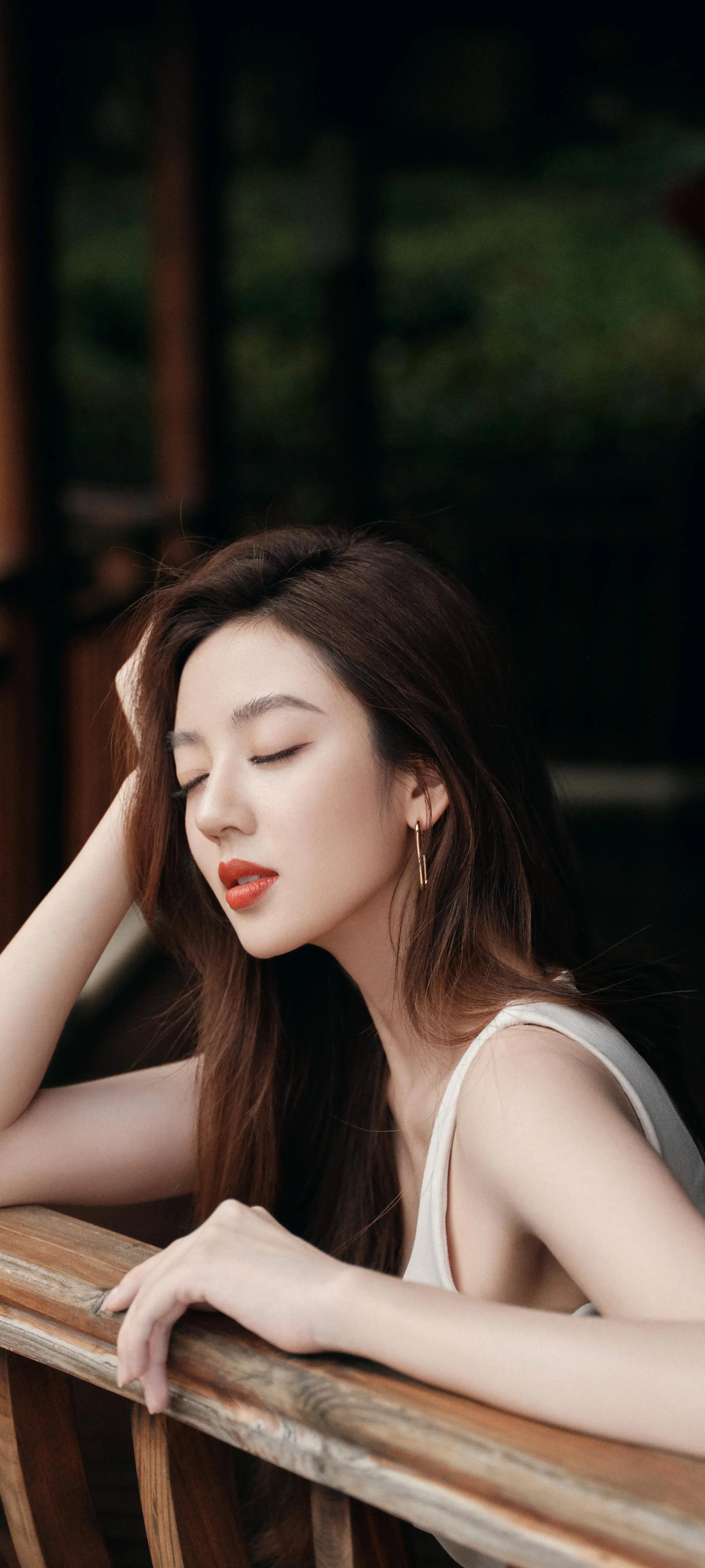 何瑞贤:演艺界璀璨明星,美女壁纸背后的商业与艺术融合 何瑞贤,一个