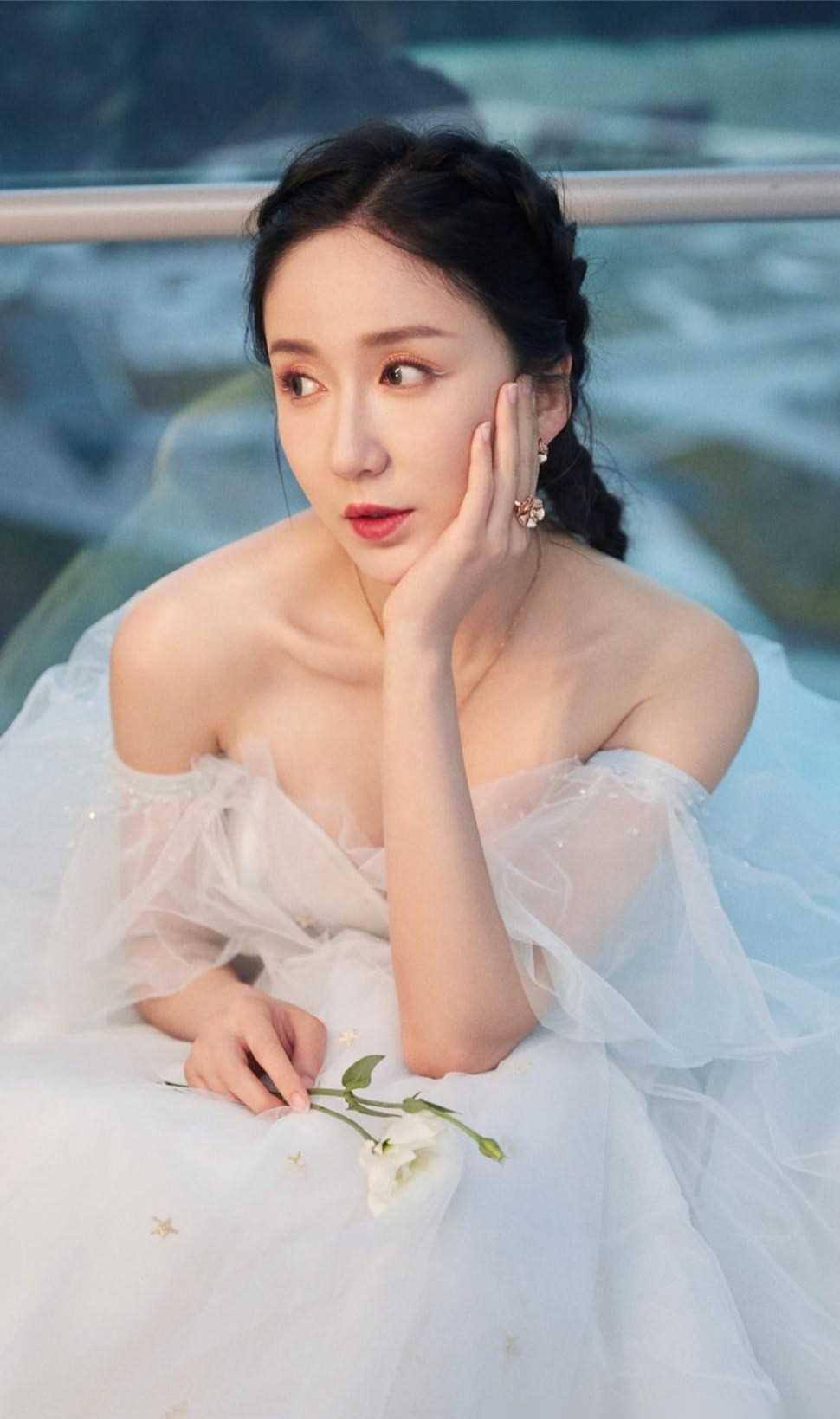 娄艺潇无裤出席发布会 娄艺潇在某品牌发布会上全程未穿裤子,引发了