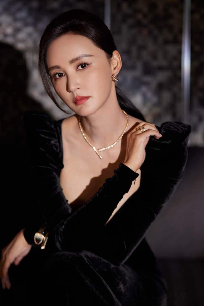 张歆艺北影节红毯亮相 张歆艺在北京国际电影节的红毯上亮相,身着黑色