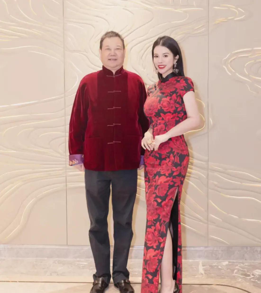 梦天木门掌上明珠 余晚晚在梦天集团的三十五周年盛典上大放异彩,她穿