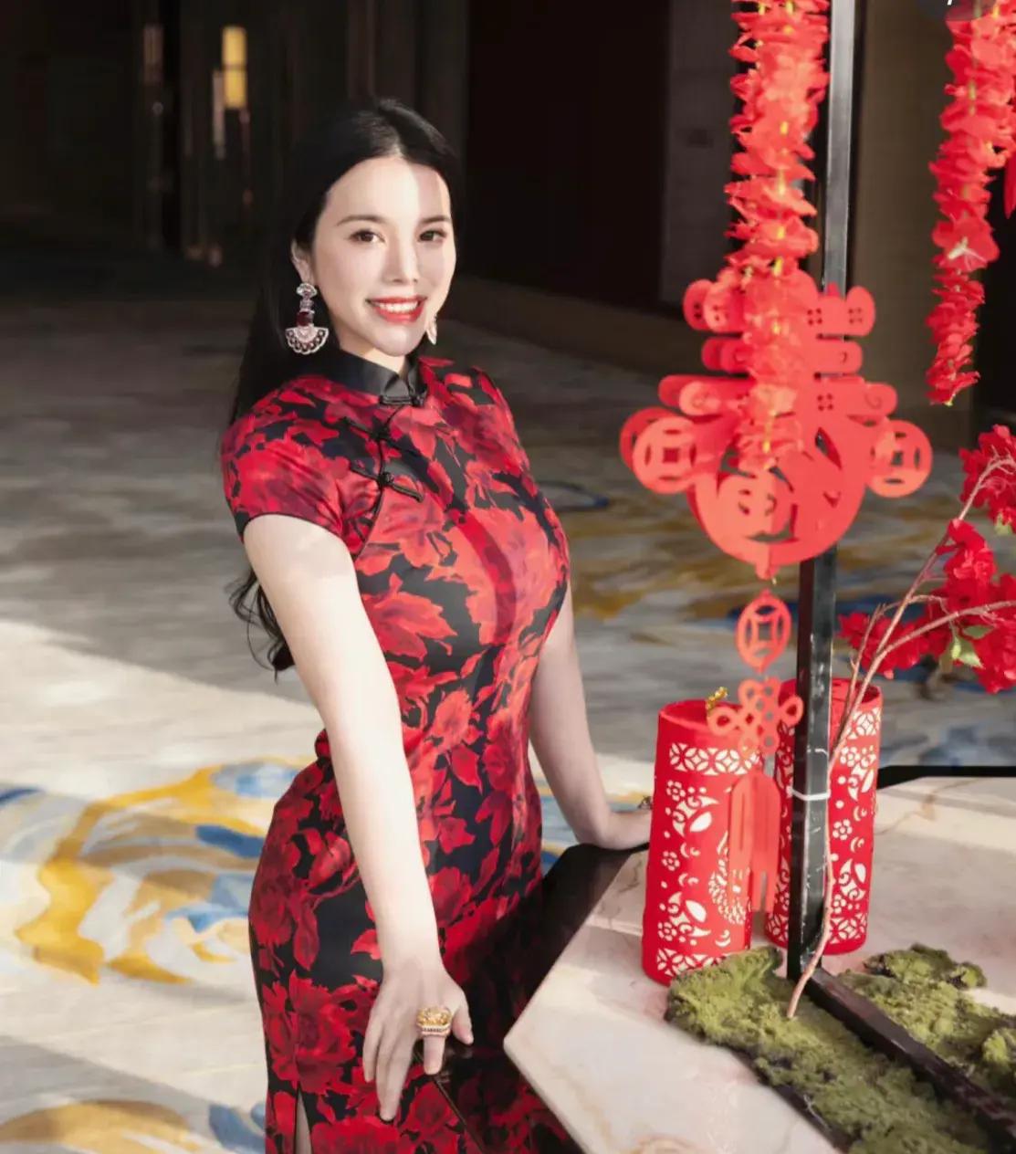 梦天木门掌上明珠 余晚晚在梦天集团的三十五周年盛典上大放异彩,她穿