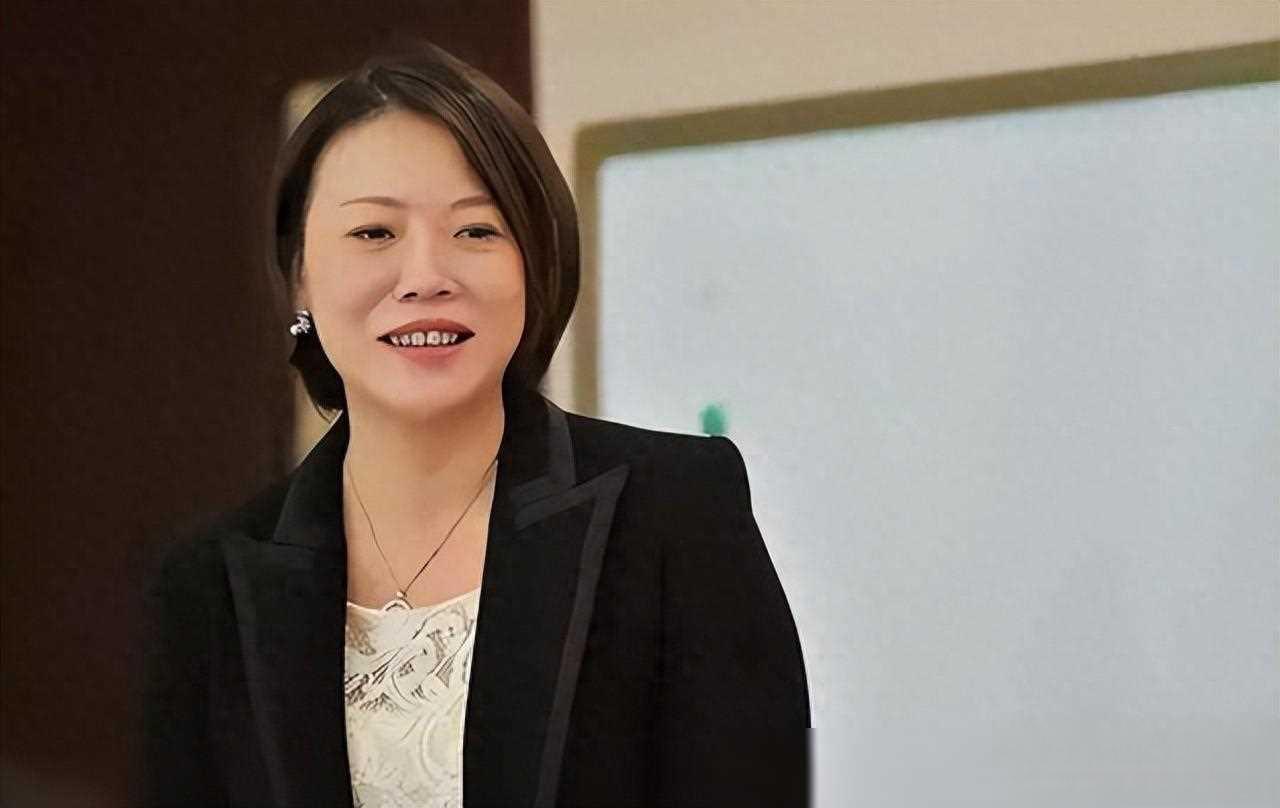 孙远:低调才华的女性代表 孙远,江苏首富孙飘扬的女儿,母亲钟慧娟同样