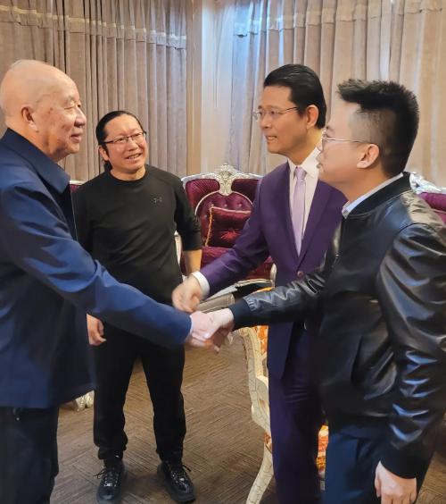 前首富牟其中朴素现身,商业巨头聚会揭秘:朴素生活背后的商业帝国 前