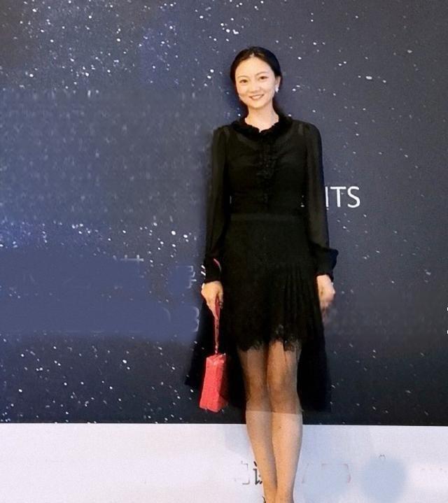 一个普通的工人家庭,凭借自身的优异考入北京电影学院,与张艺谋相识后
