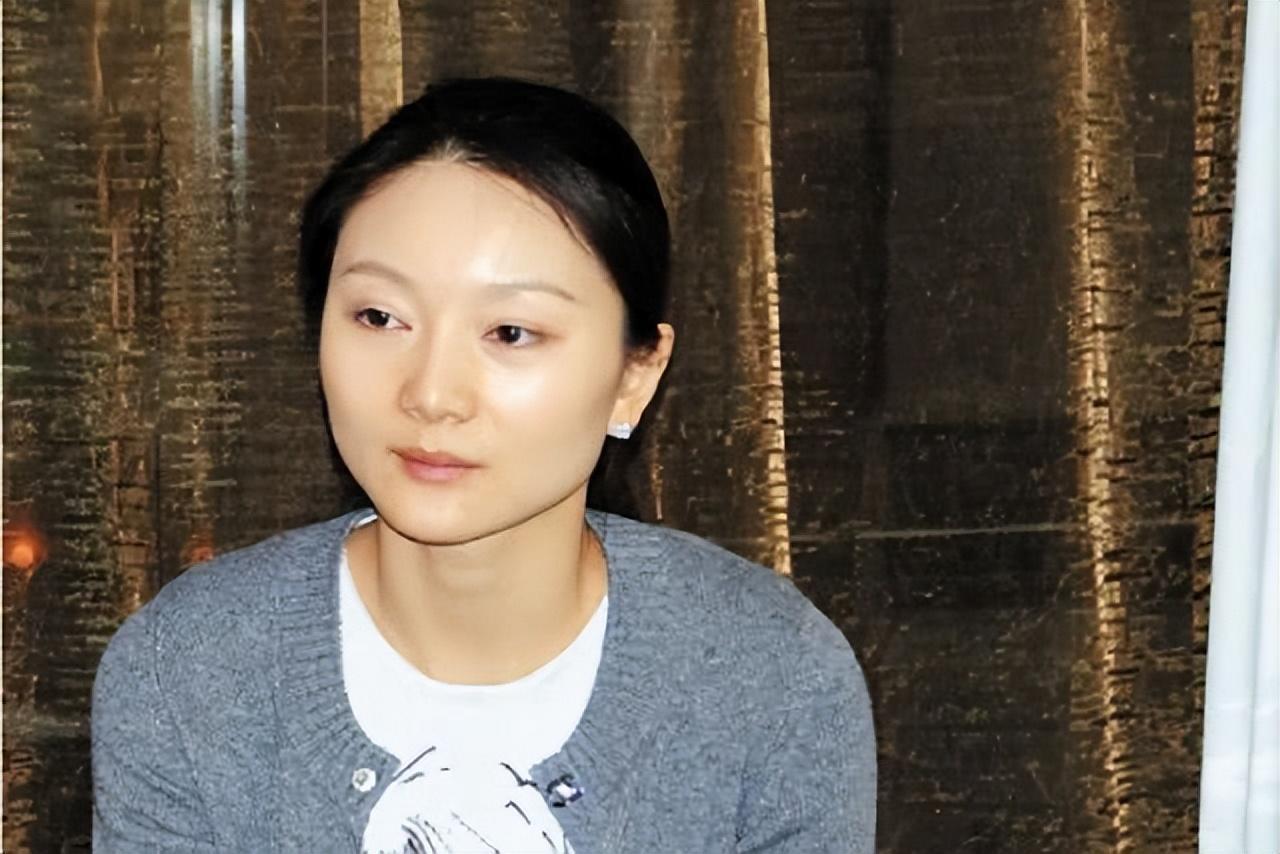 一个普通的工人家庭,凭借自身的优异考入北京电影学院,与张艺谋相识后