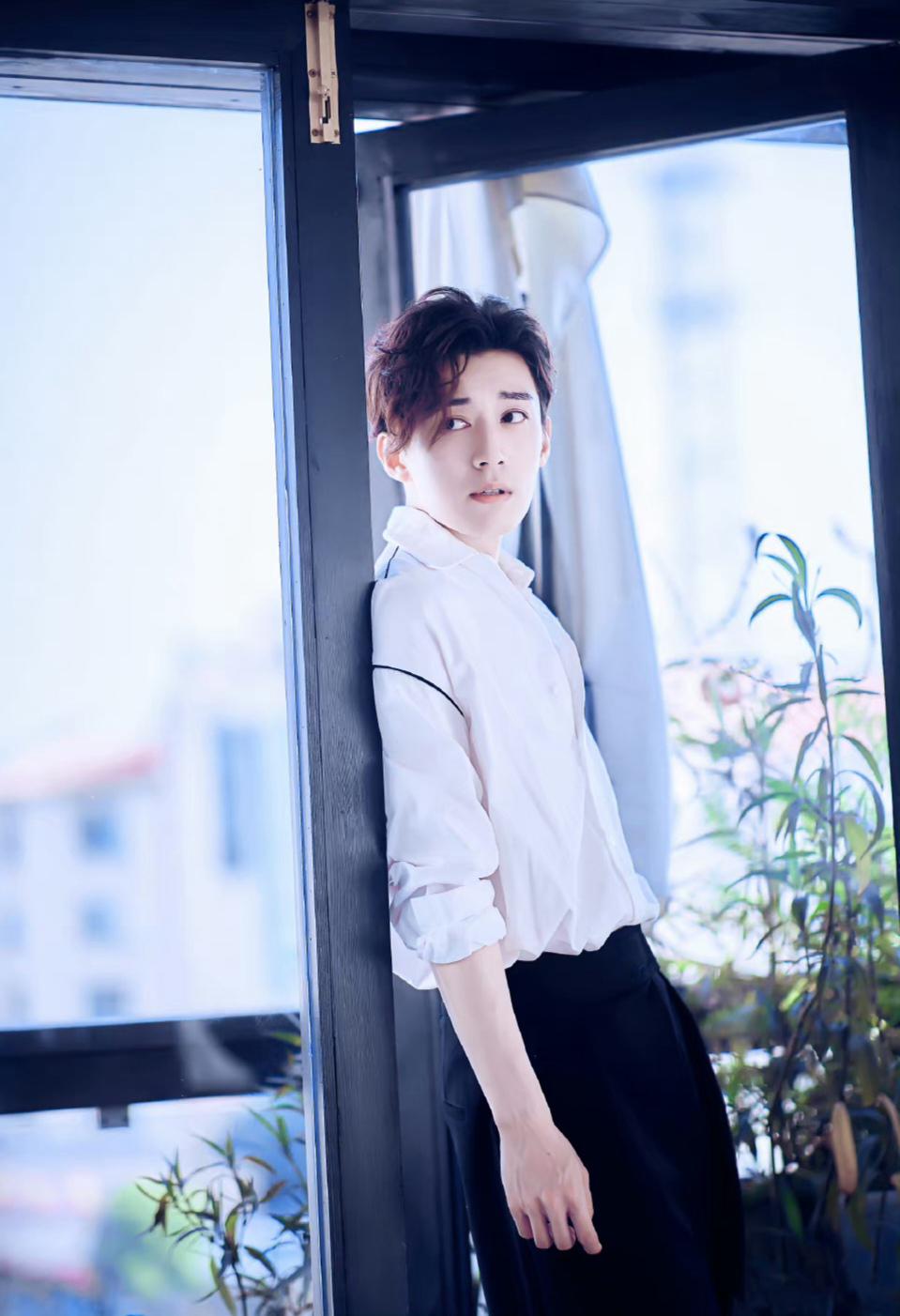 演艺之路的华丽转身 刘学义,一位在演艺界逐渐崭露头角的男演员