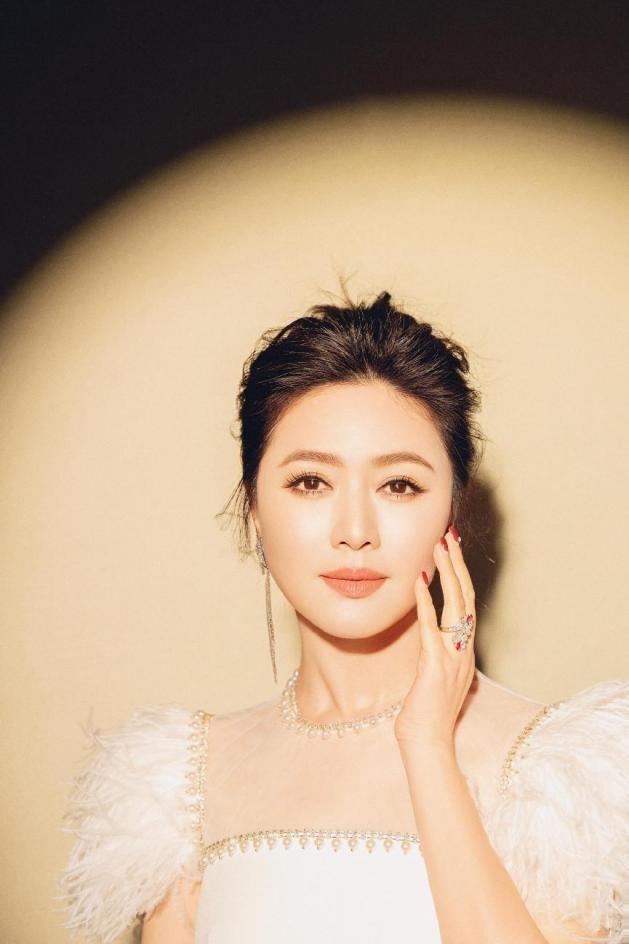 田海蓉在第十四届北京国际电影节红毯上一袭白色礼服,清爽干净的礼服