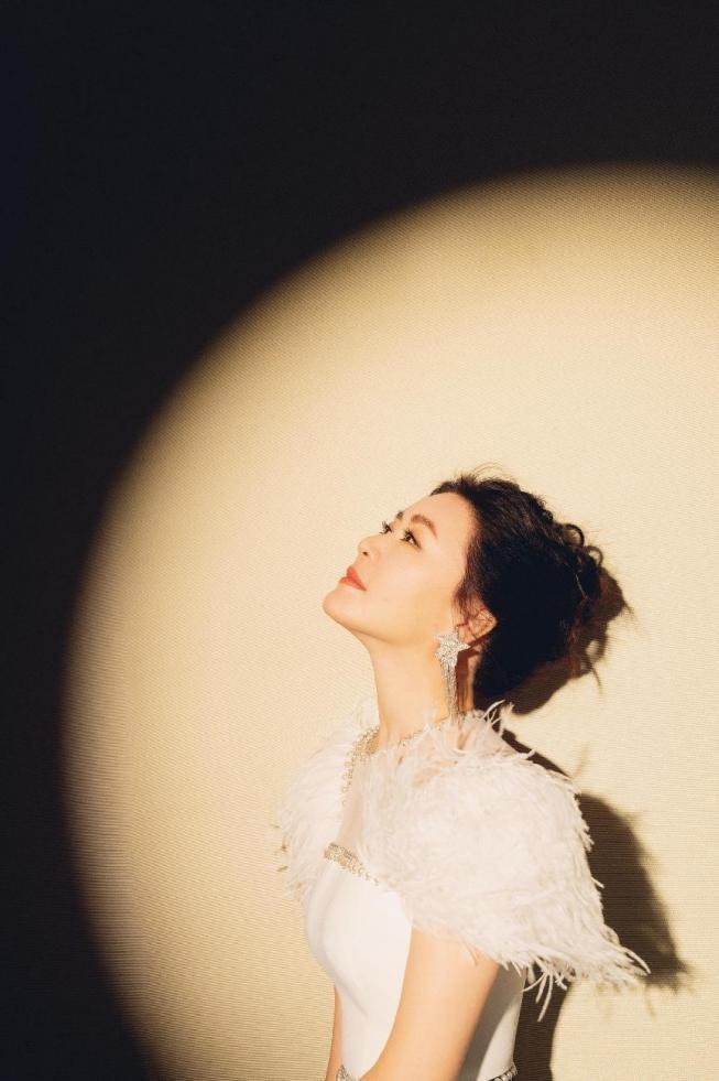 田海蓉在第十四届北京国际电影节红毯上一袭白色礼服,清爽干净的礼服