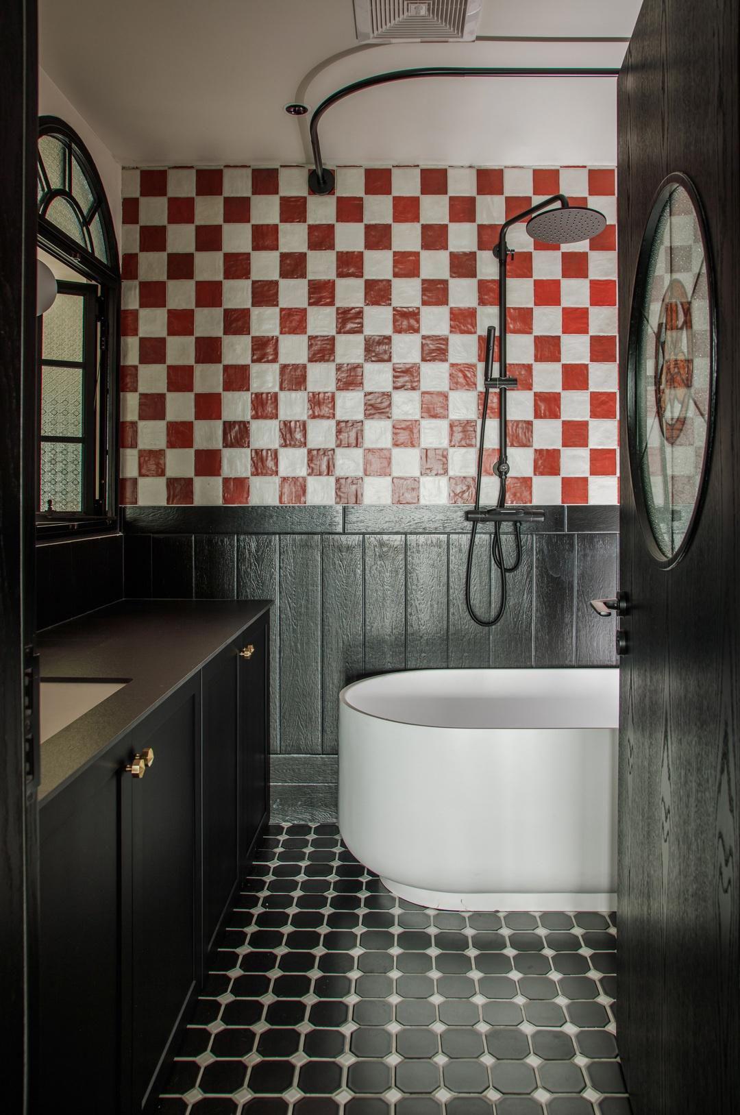 黑白复古小花砖铺就的地面,不仅方便狗狗清洁,更与木地板的碰撞中