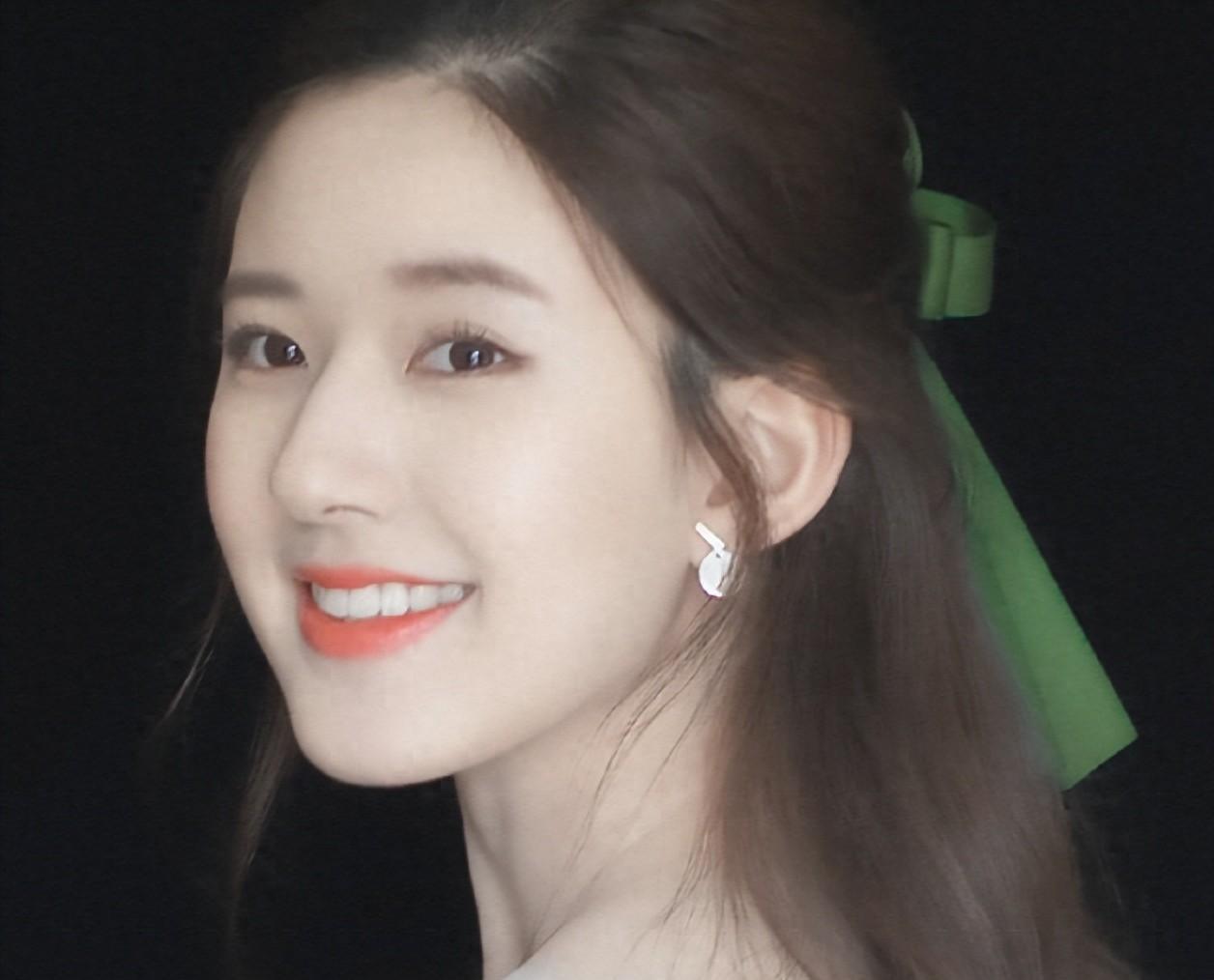 赵露思"甜不辣"造型引争议:娱乐圈甜姐儿的时尚雷区 赵露思,这位95后