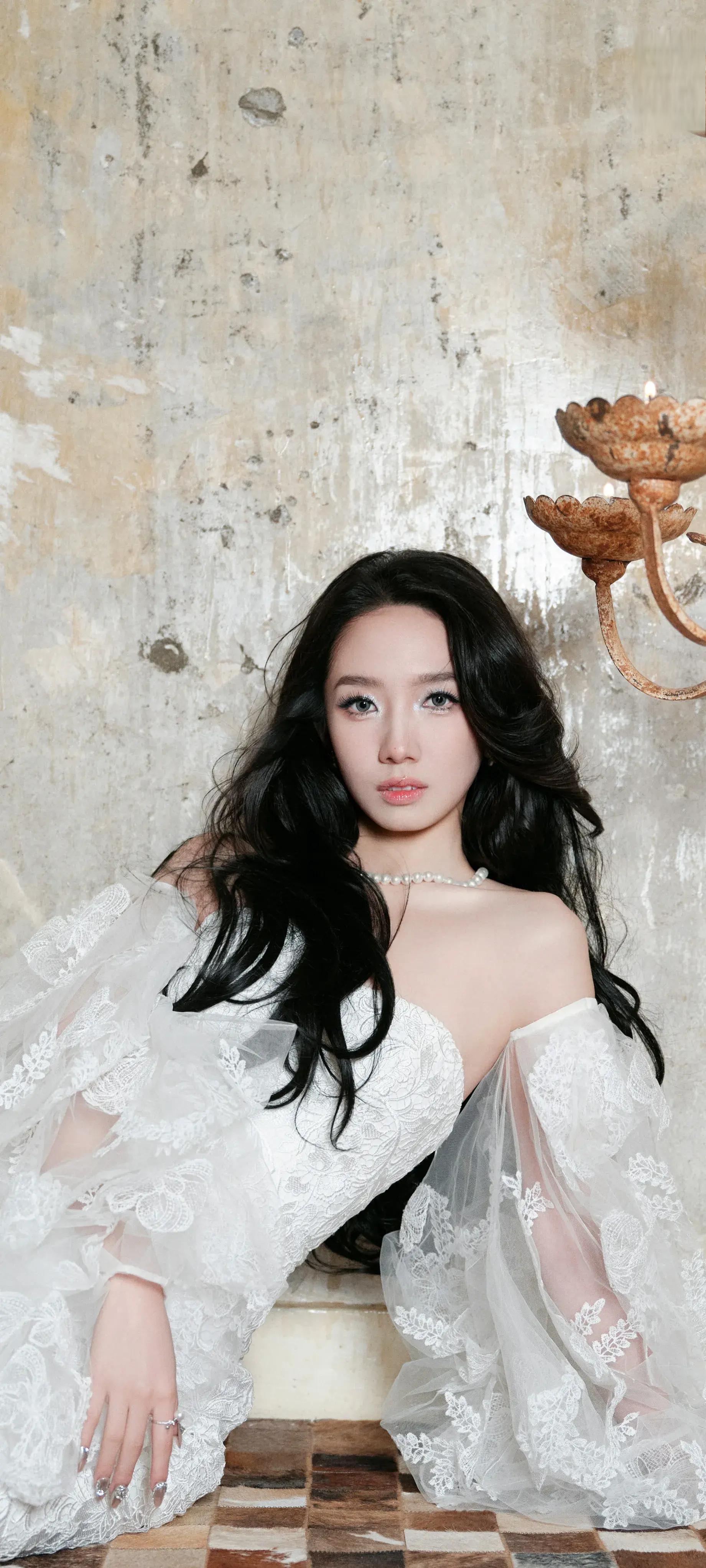 孟美岐:美丽与才华并存 孟美岐,一个名字足以让无数粉丝为之疯狂,她的