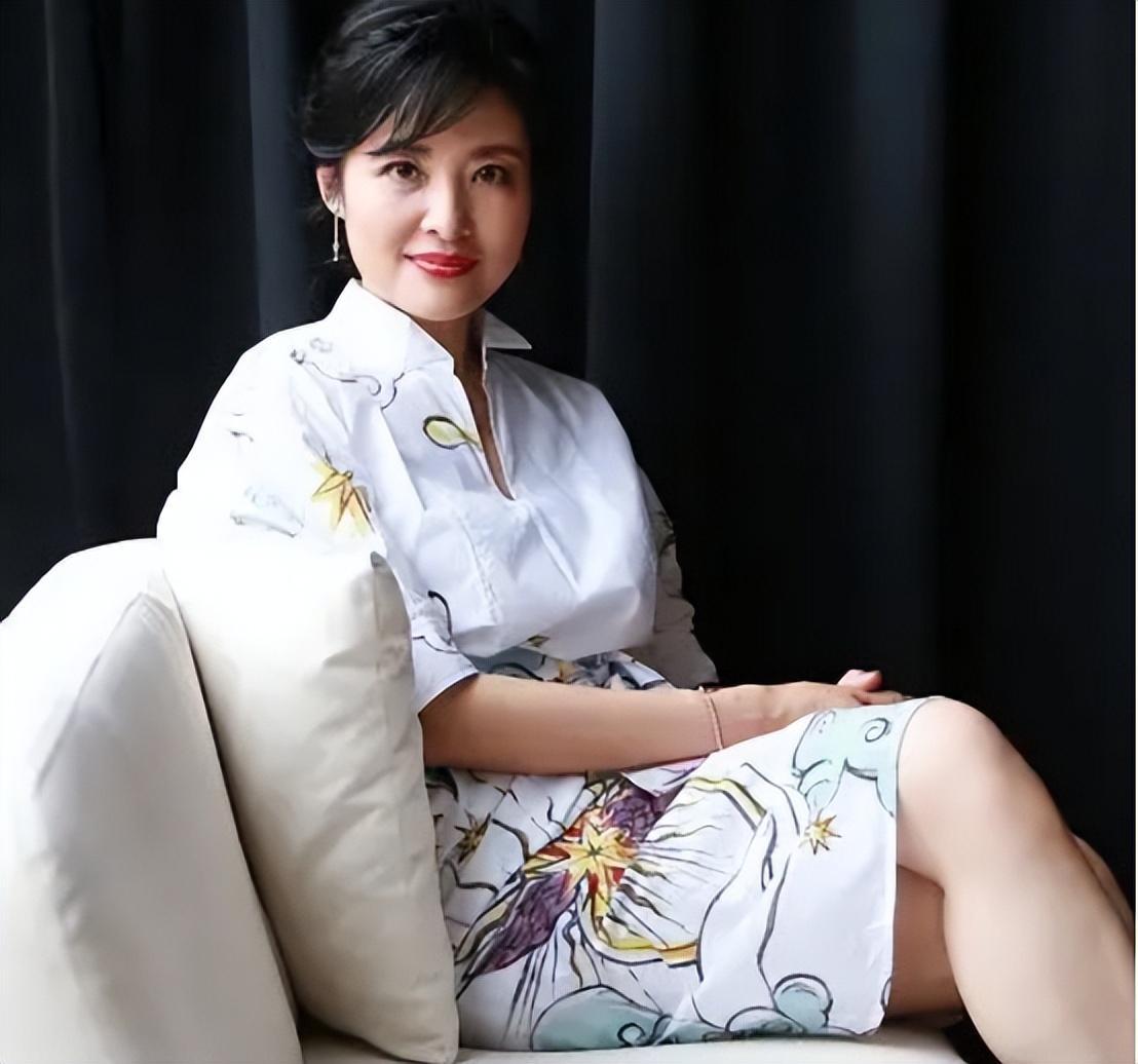周涛:从央视一姐到跨界女王,她的追梦人生与爱情传奇 周涛,曾经的央视