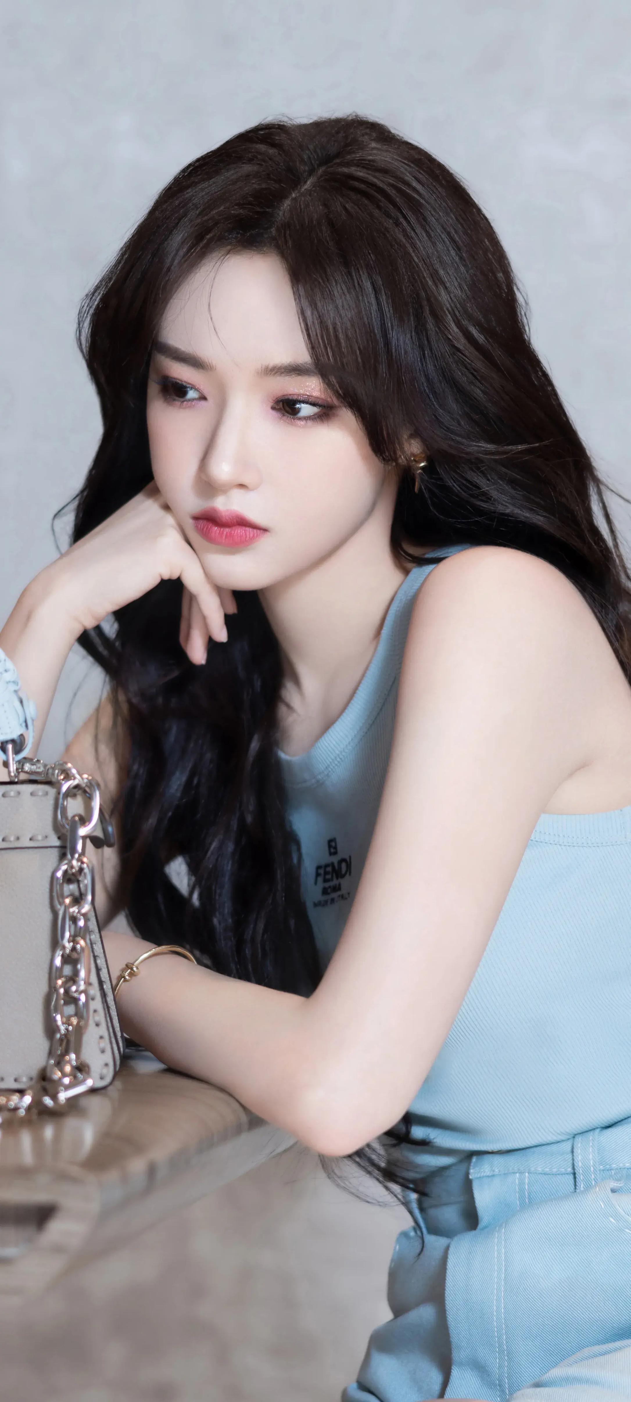 这期壁纸将程潇的美丽与魅力展现得淋漓尽致,无论是作为手机壁纸,还是