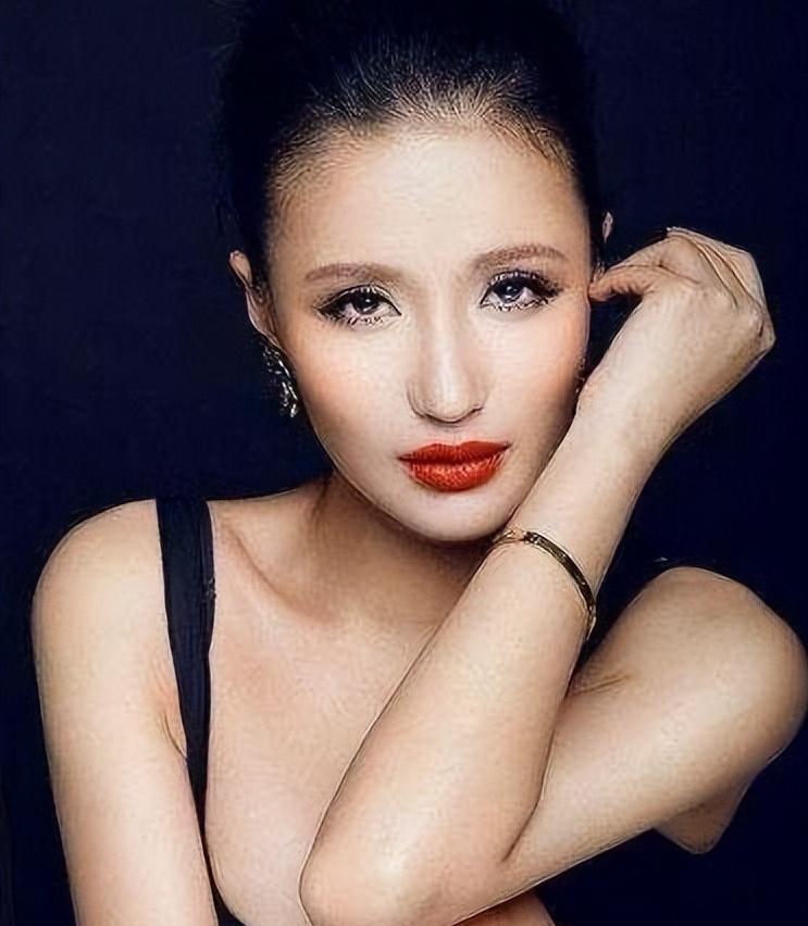 反派美女"万美汐的演艺生涯 万美汐,一位因懒惰而错失主角机会的演员