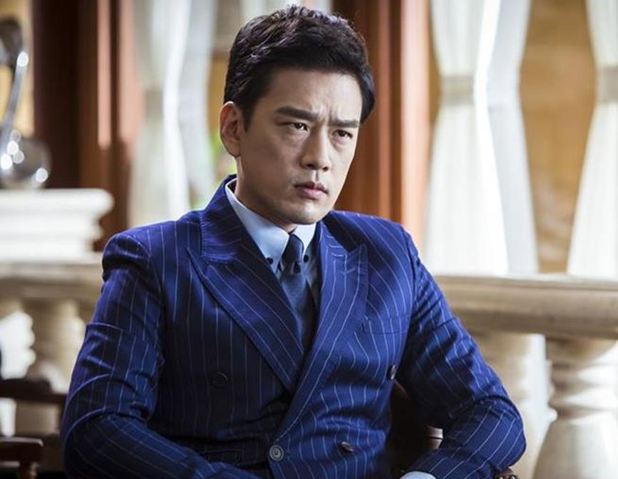 王耀庆:从"霸总"到"搞笑大叔",娱乐圈的蜕变与坚守 王耀庆,一个在影视