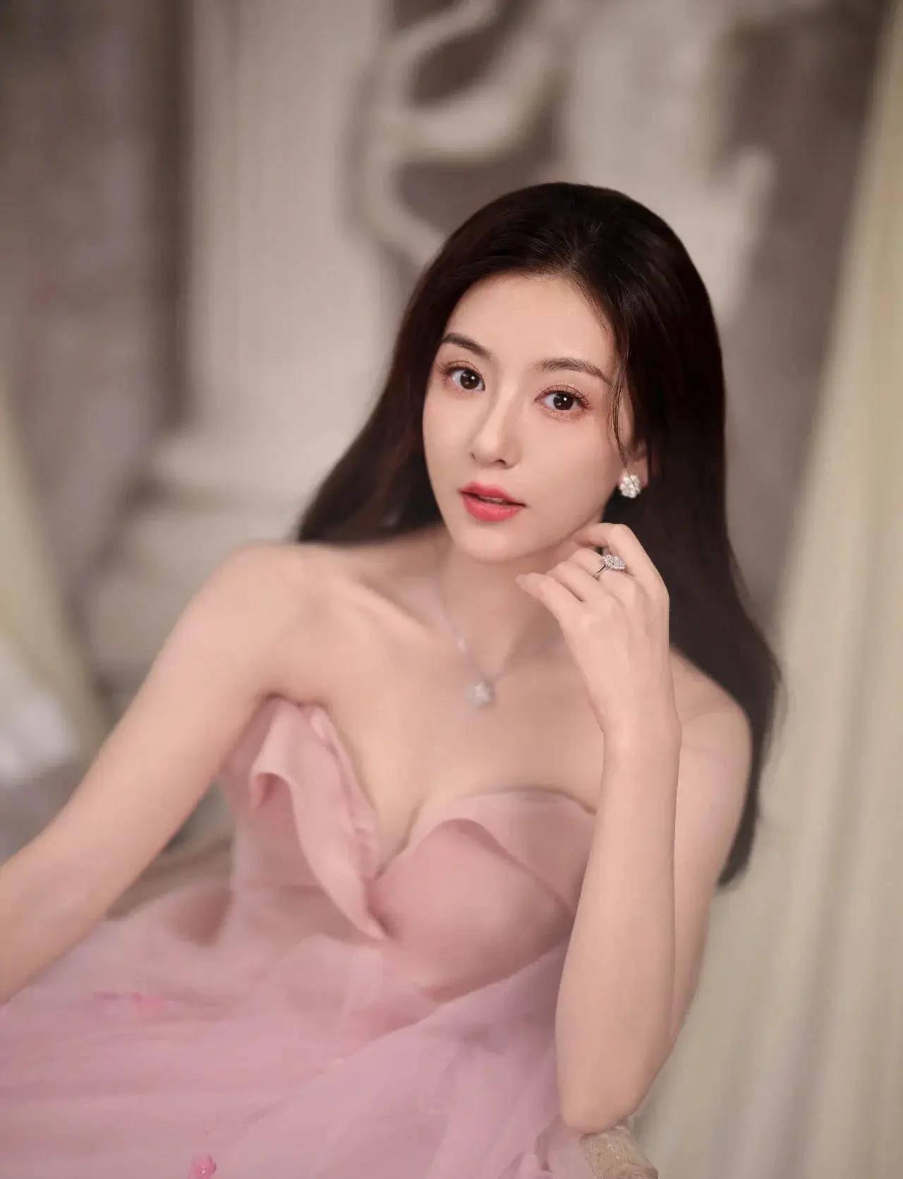 方媛:穿搭新高度 方媛是著名歌手郭富城的配偶,她曾是一名在上海小有