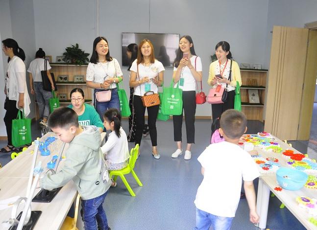 家园合作,为女孩领袖力插上翅膀! 家庭和幼儿园是孩子成长的双翼.