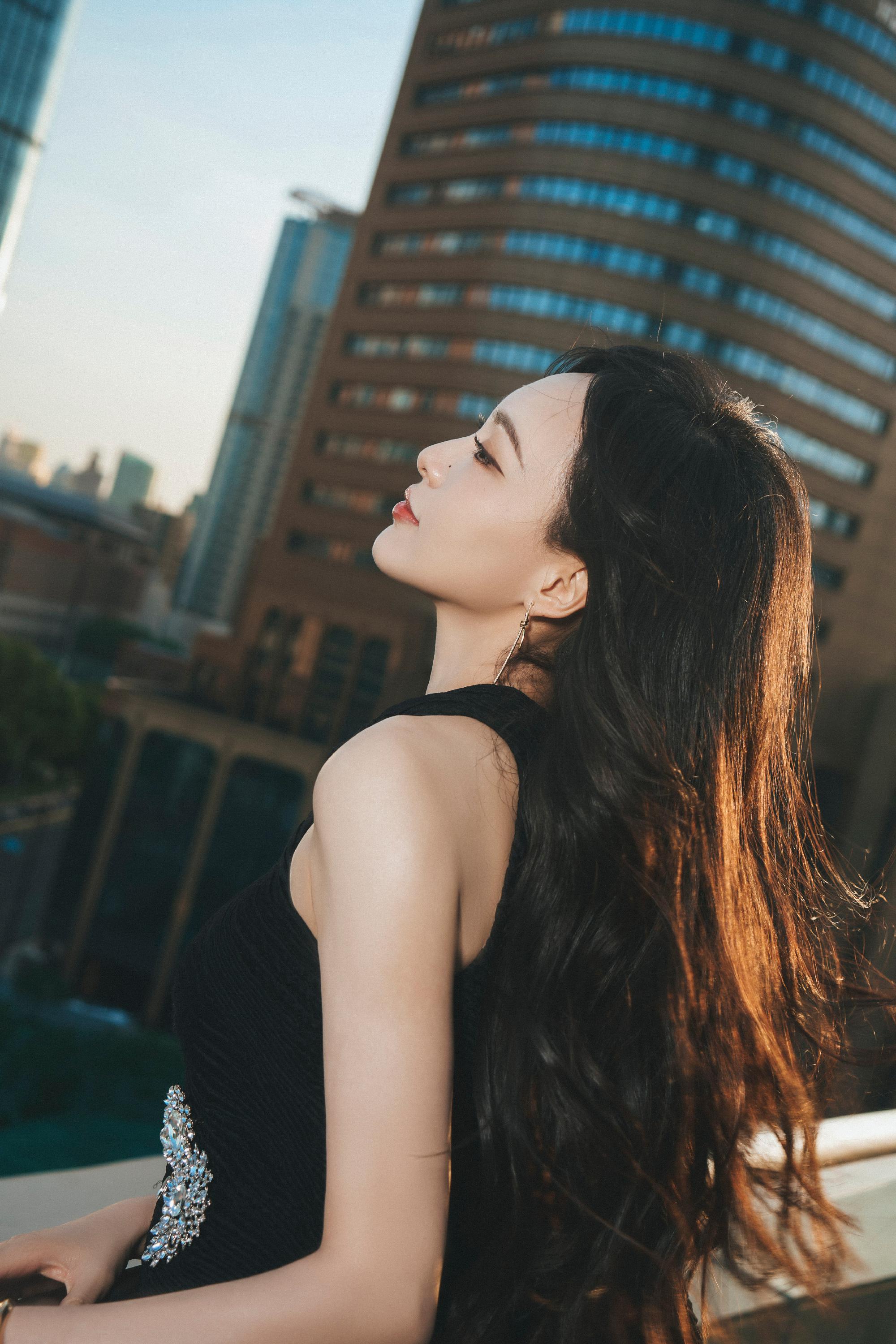 唐嫣:优雅大方的气质魅力 唐嫣以一袭黑色挂脖长裙亮相,搭配卷发红唇