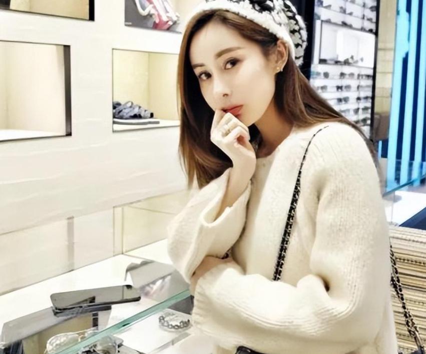 韦雪,一个出身贫寒的洗发女工,凭借自己的智慧和手段,成功跻身名媛圈