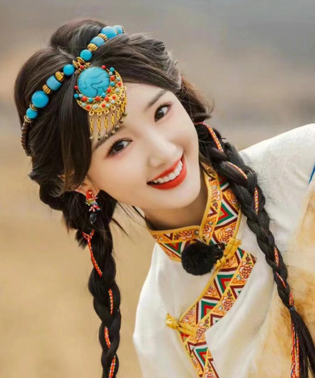 用坚持和努力演绎生动角色 毛晓彤,一位带着邻家姐姐般亲切笑容的演员