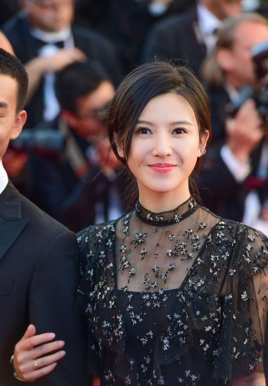 杨子姗:从"遗孤"到当红女星,演艺之路的坎坷与辉煌 杨子姗,一个充满