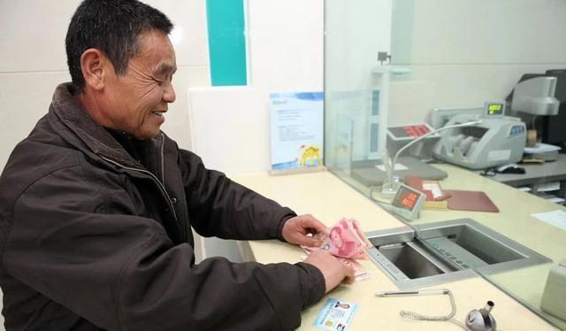 银行存钱,加一个第二存款人 一位60岁老人在银行办理存款业务时,大胆